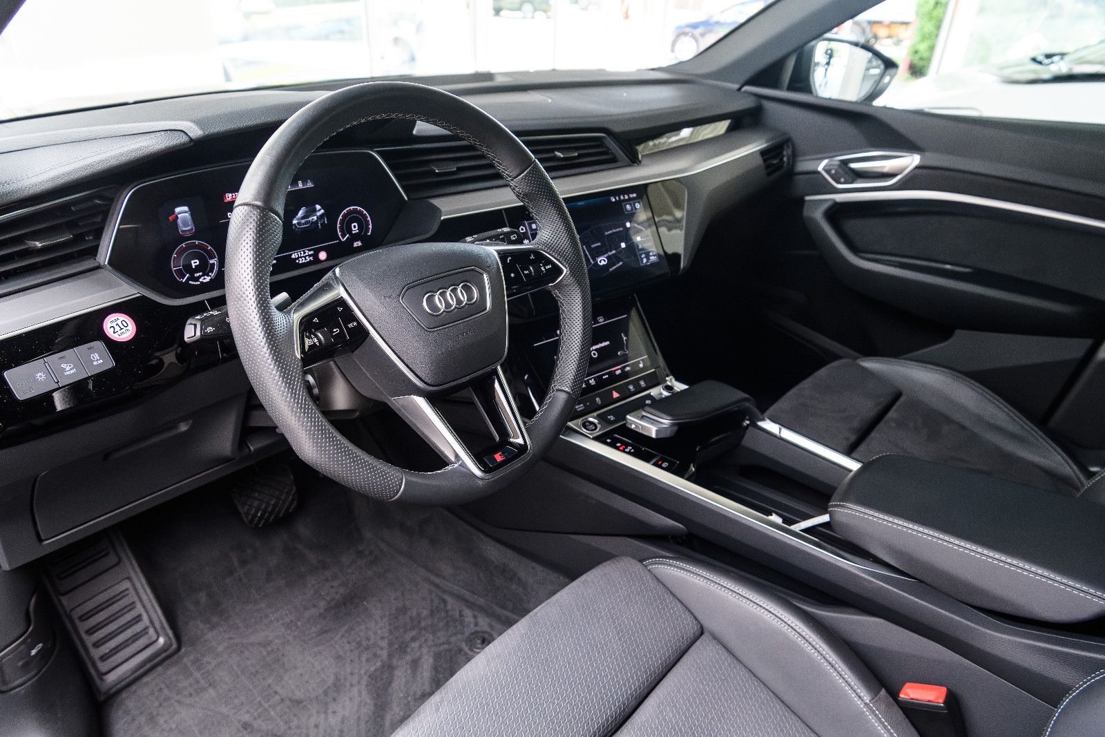 Fahrzeugabbildung Audi e-tron 50 quattro S line NAVI/SZH/LED/RFK