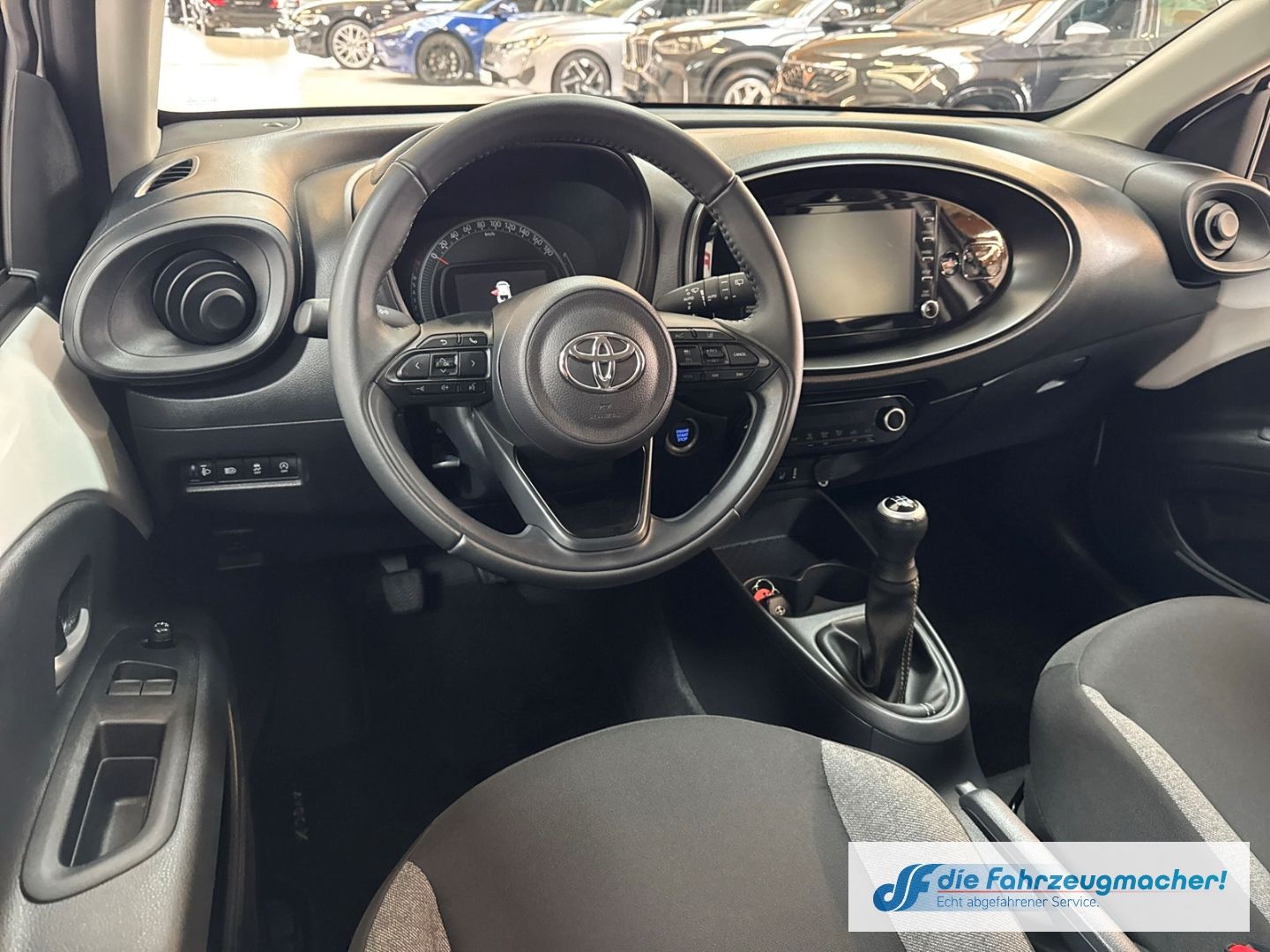 Fahrzeugabbildung Toyota Aygo X Play Apple CarPlay Android Auto Mehrzonen