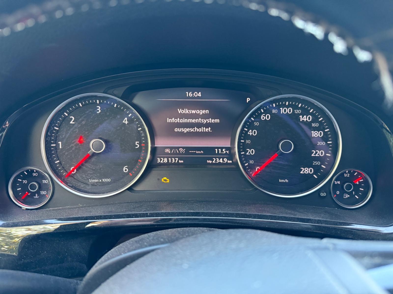 Volkswagen Touareg 2012 — photo 17