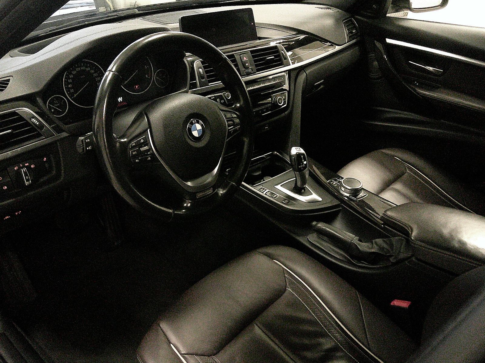 Fahrzeugabbildung BMW 320d xDrive Luxury Line / NAVI / LEDER /H&KSOUND