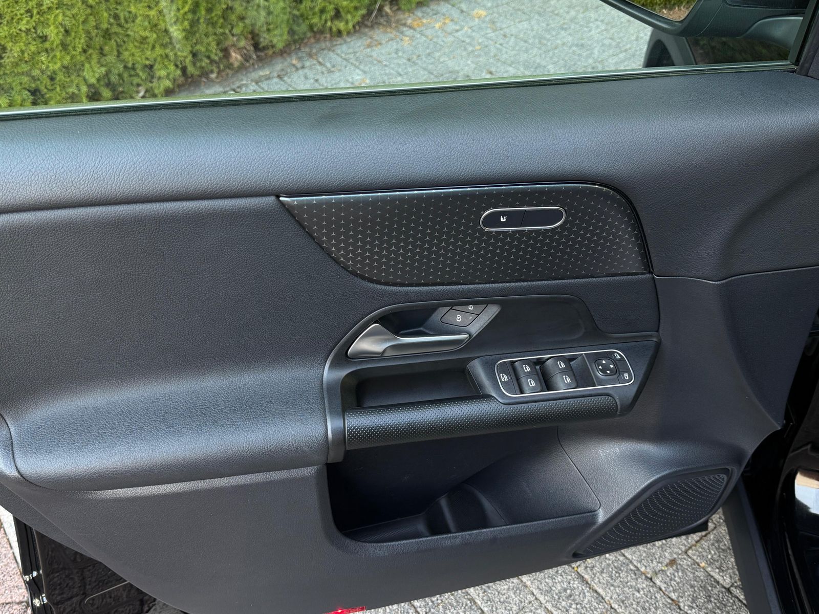 Fahrzeugabbildung Mercedes-Benz GLA 180 7G LED+MBUX+VIRT+SHZ+KAM+PARK+T-LEDER+