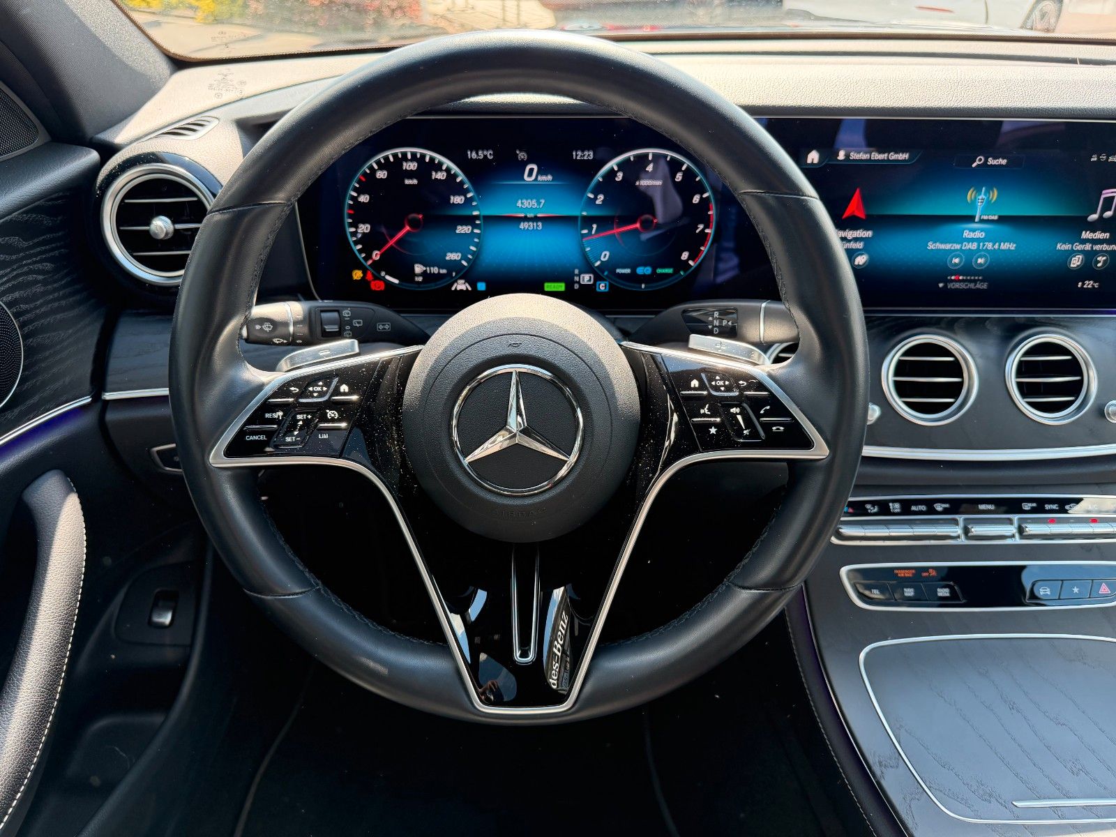 Fahrzeugabbildung Mercedes-Benz E 200 T Avantgarde+Pano+RKamera+Ambiente+TotW