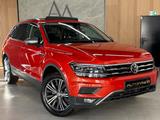 Volkswagen Tiguan Allspace 4M Highline*PANO*AHK*DSG* - mit Benzin-Antrieb: Orange, Schiebedach