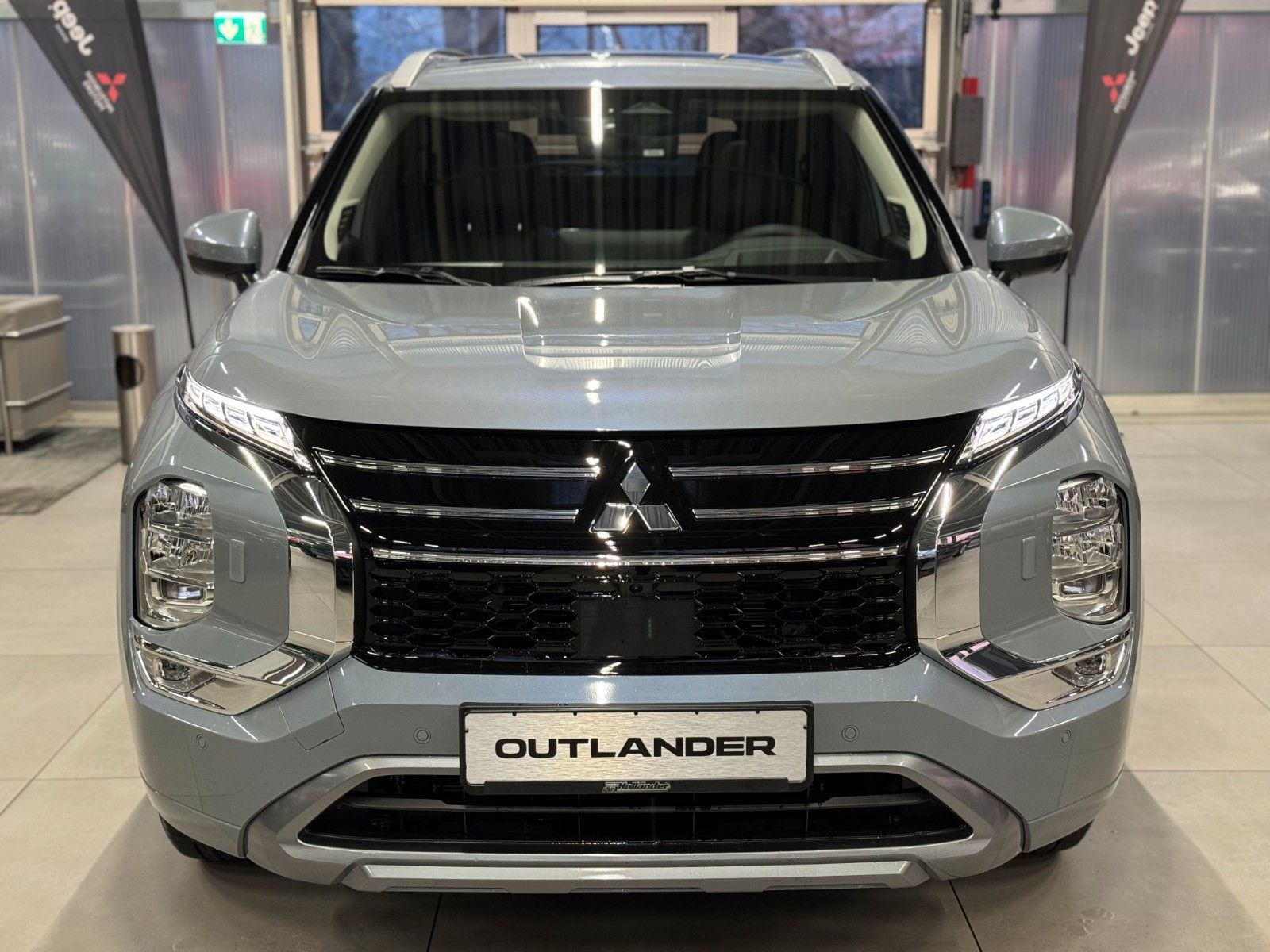 Fahrzeugabbildung Mitsubishi Outlander 2.4PLUG-IN HYBRID 4WD TOP PANO