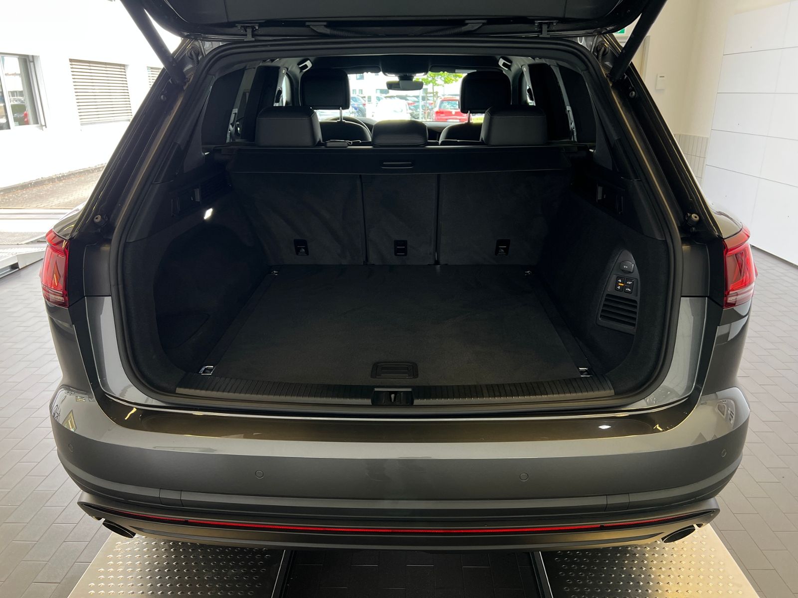 Fahrzeugabbildung Volkswagen Touareg 3.0 TDI 4MOTION *AHK, Luft, Leder, ACC,