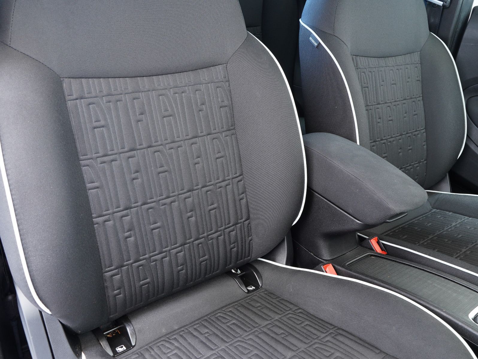 Fahrzeugabbildung Fiat 500e 87KW/42kWh/DC-LADEN/CARPLAY/DAB/SOH