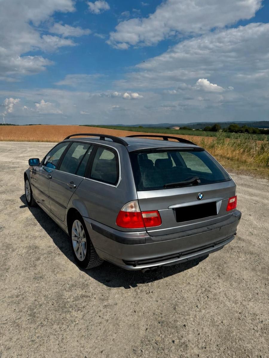 BMW 320 2004 — interior