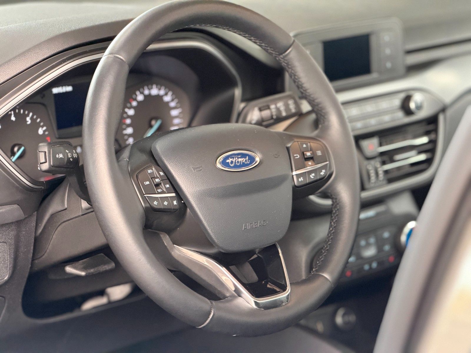 Fahrzeugabbildung Ford Focus Limousine 1.0 Trend  "Winter-Paket  Klima"