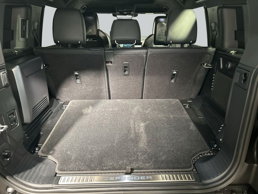 Land Rover Defender 110 P635 Octa Black foto 11