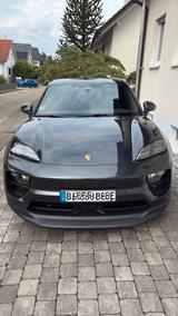 Porsche Macan - -