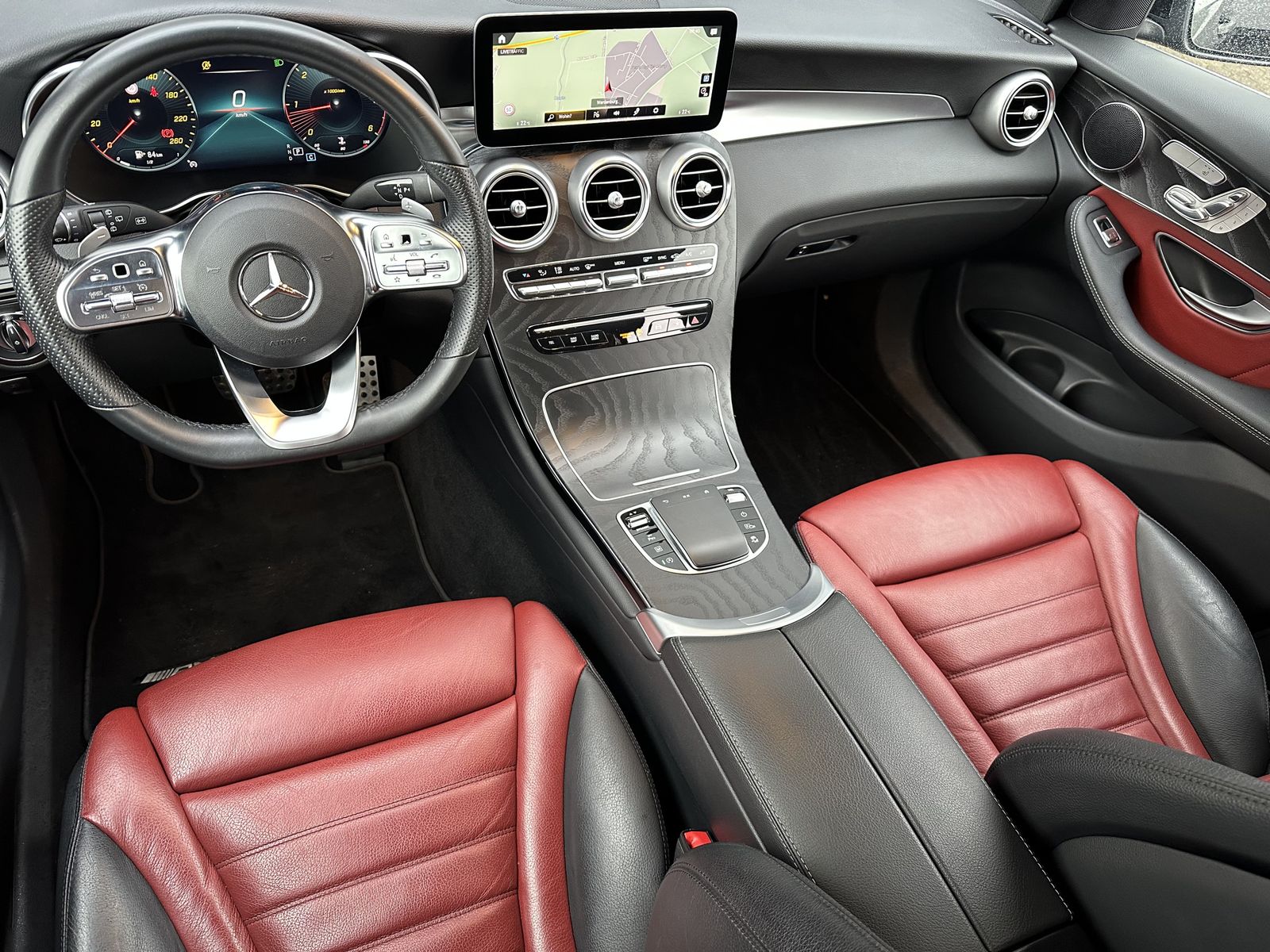 Fahrzeugabbildung Mercedes-Benz GLC 200d 4Matic AMG-Line NAV+LED+AHK+19ZO+KAMERA