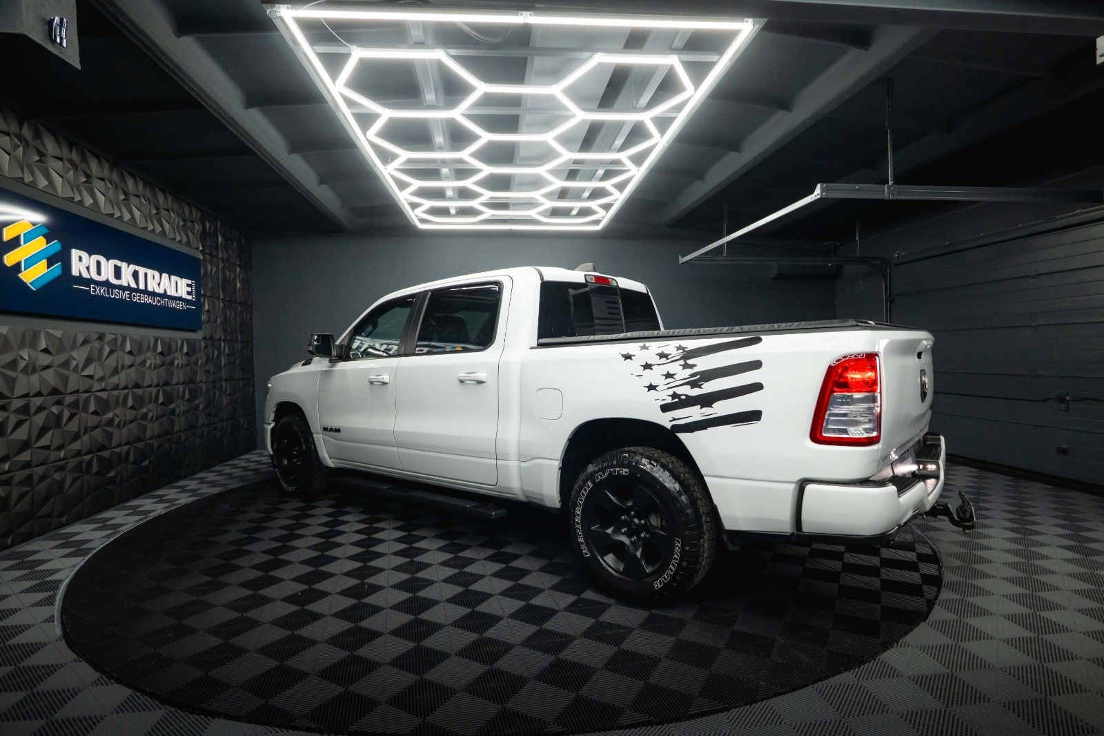 Fahrzeugabbildung Dodge RAM 5.7 V8 HEMI 4x4 OFFROAD Night-Paket *PANO*