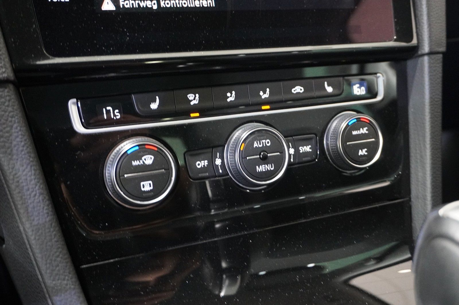 Fahrzeugabbildung Volkswagen Golf VII Lim. 1.5 TSI HIGHLINE DSG NAVI/LED/ACC
