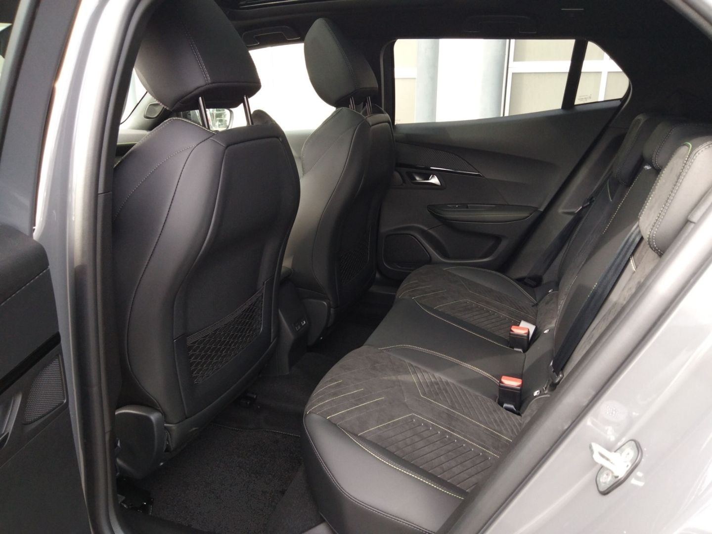Fahrzeugabbildung Peugeot 2008 GT HYBRID 145 e-DSC6 El. Panodach Navi ACC