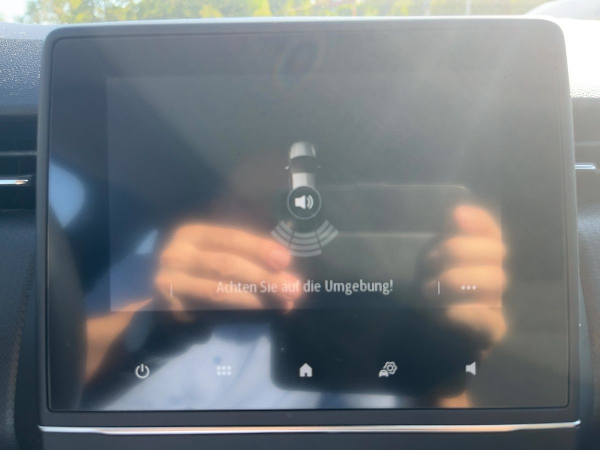 Fahrzeugabbildung Renault Clio ZEN TCe 90 EPH 7"Touch - mit KI generiert/bearbeitet
