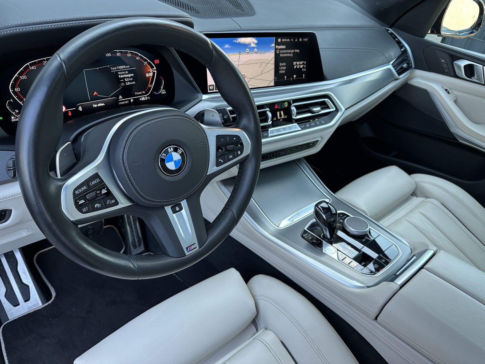 Fahrzeugabbildung BMW X5 xDrive40d M-Sport NAV+LASER+PANO+HEAD-UP+22ZO