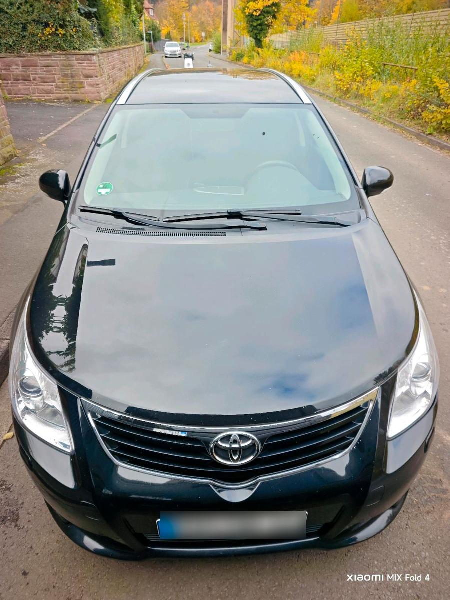 Toyota Avensis 2011 — interior