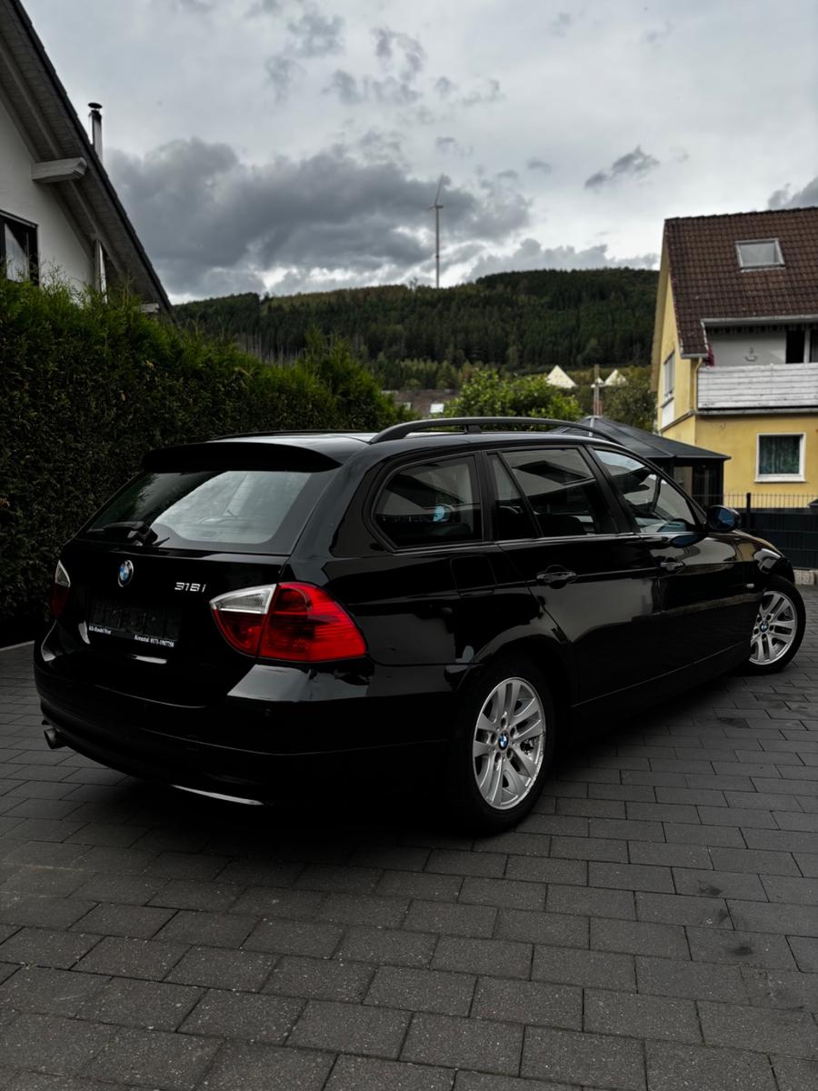 BMW 318 2008 — rear view