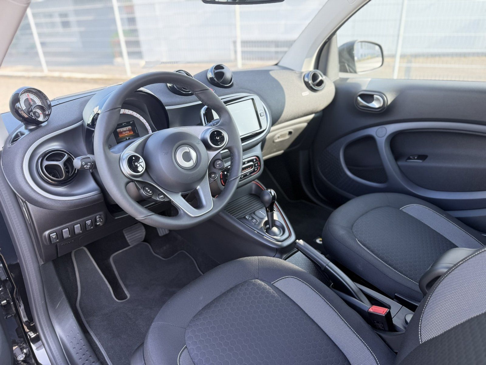 Fahrzeugabbildung Smart SMART EQ FORTWO*PANO*AMBIENTE*KAMERA*LED*PDC