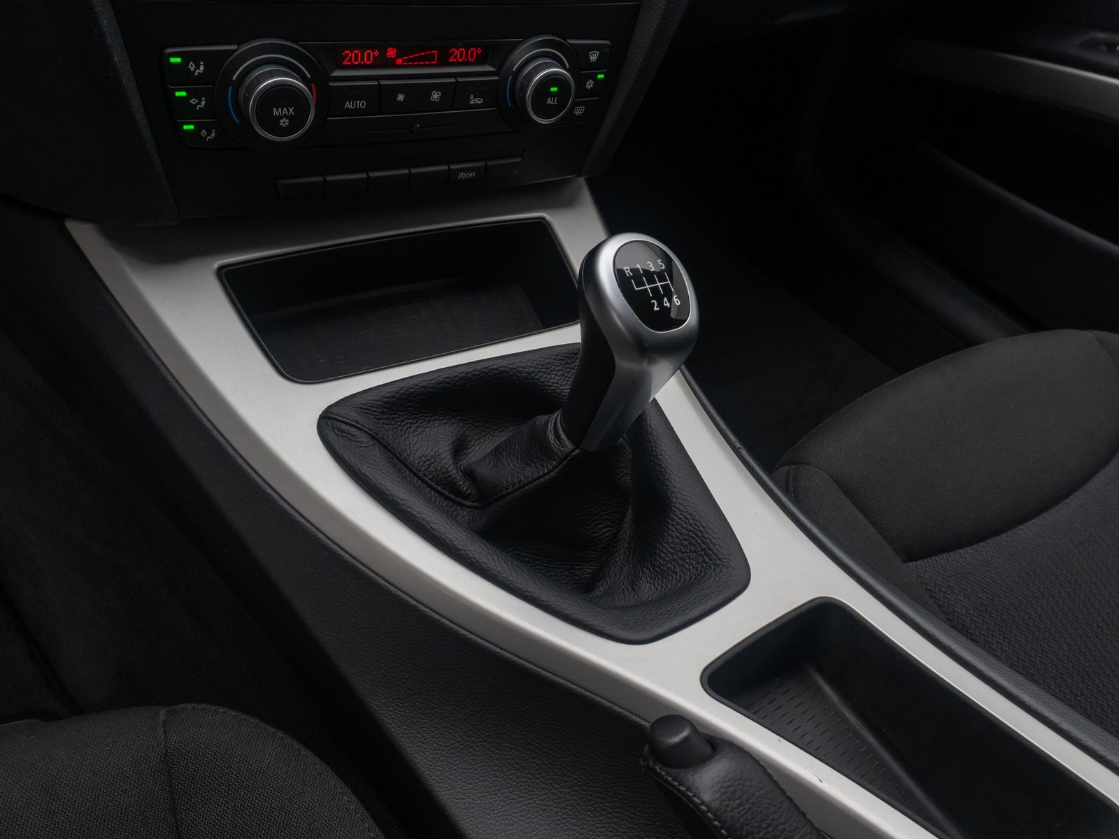 Fahrzeugabbildung BMW 318d GeschwindigReg PDC KlimaAut Freischprech