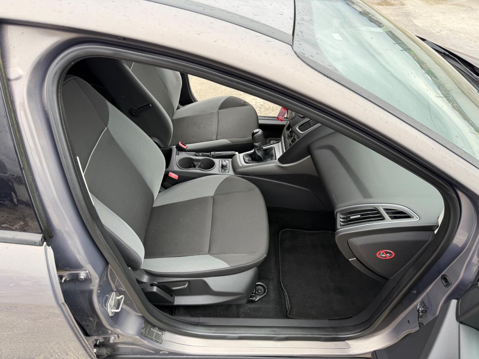 Ford Focus 2012 — photo 17