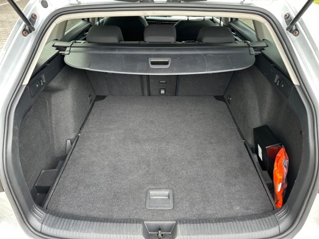 Fahrzeugabbildung Volkswagen Golf VIII Variant 1.5 eTSI LIFE HEAD-UP KAMERA N