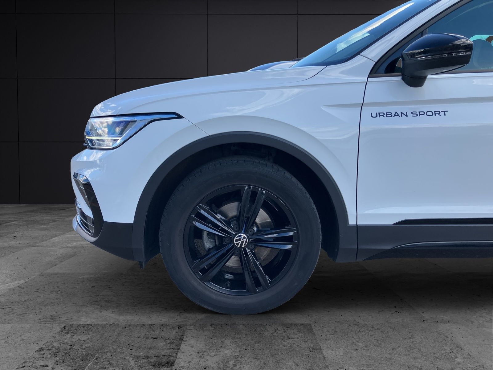 Fahrzeugabbildung Volkswagen Tiguan Life Sport TDI DSG LED ACC AHK SH Ambient