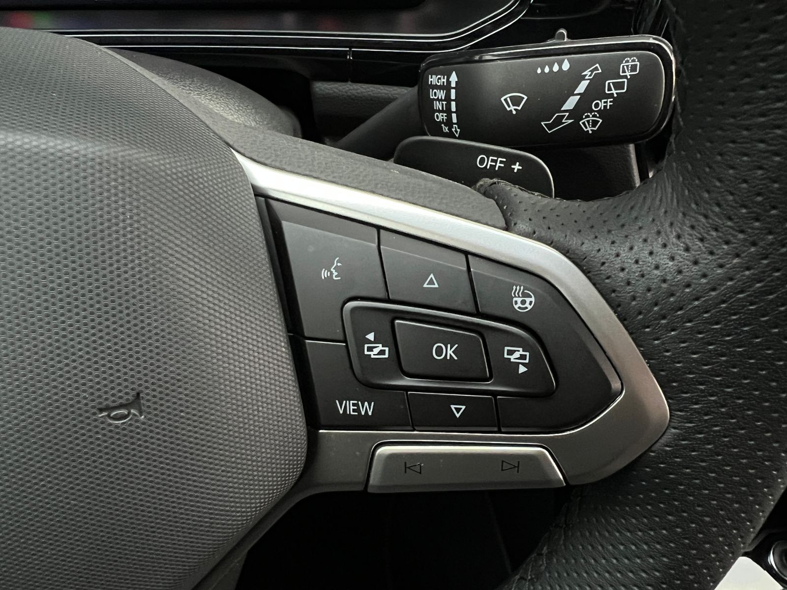 Fahrzeugabbildung Volkswagen T-Roc R-Line 1.5 TSI DSG *AHK, LED, Black Style,