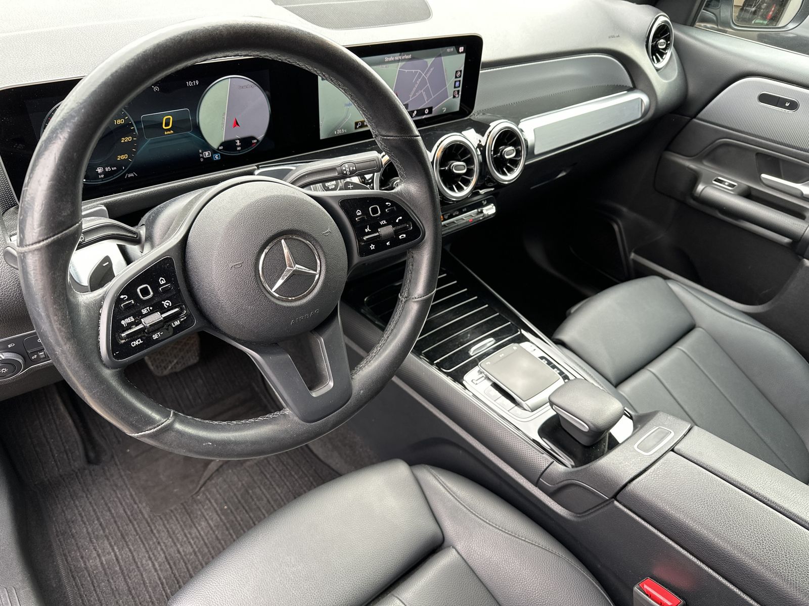 Fahrzeugabbildung Mercedes-Benz GLB 200d Style NAV+AHK+CARPLAY+WIDESCREEN+DAB+PP