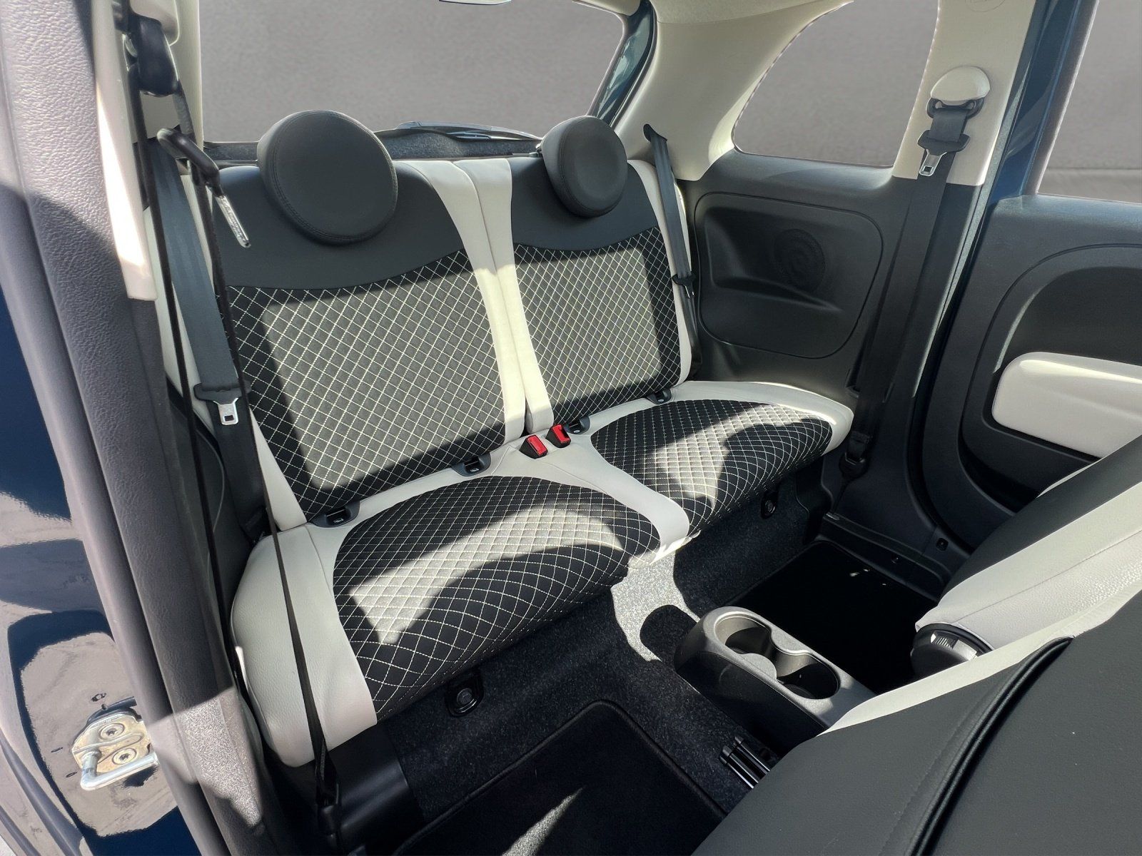 Fahrzeugabbildung Fiat 500 1.0 MHD DolceVita PANO/PDC/KLIMA/TEMPOMAT/