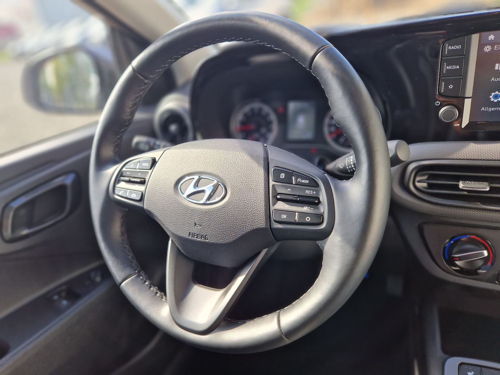 Fahrzeugabbildung Hyundai New i10 1.0 AMT TREND KOMFORT 15" PDC SHZ LHZ