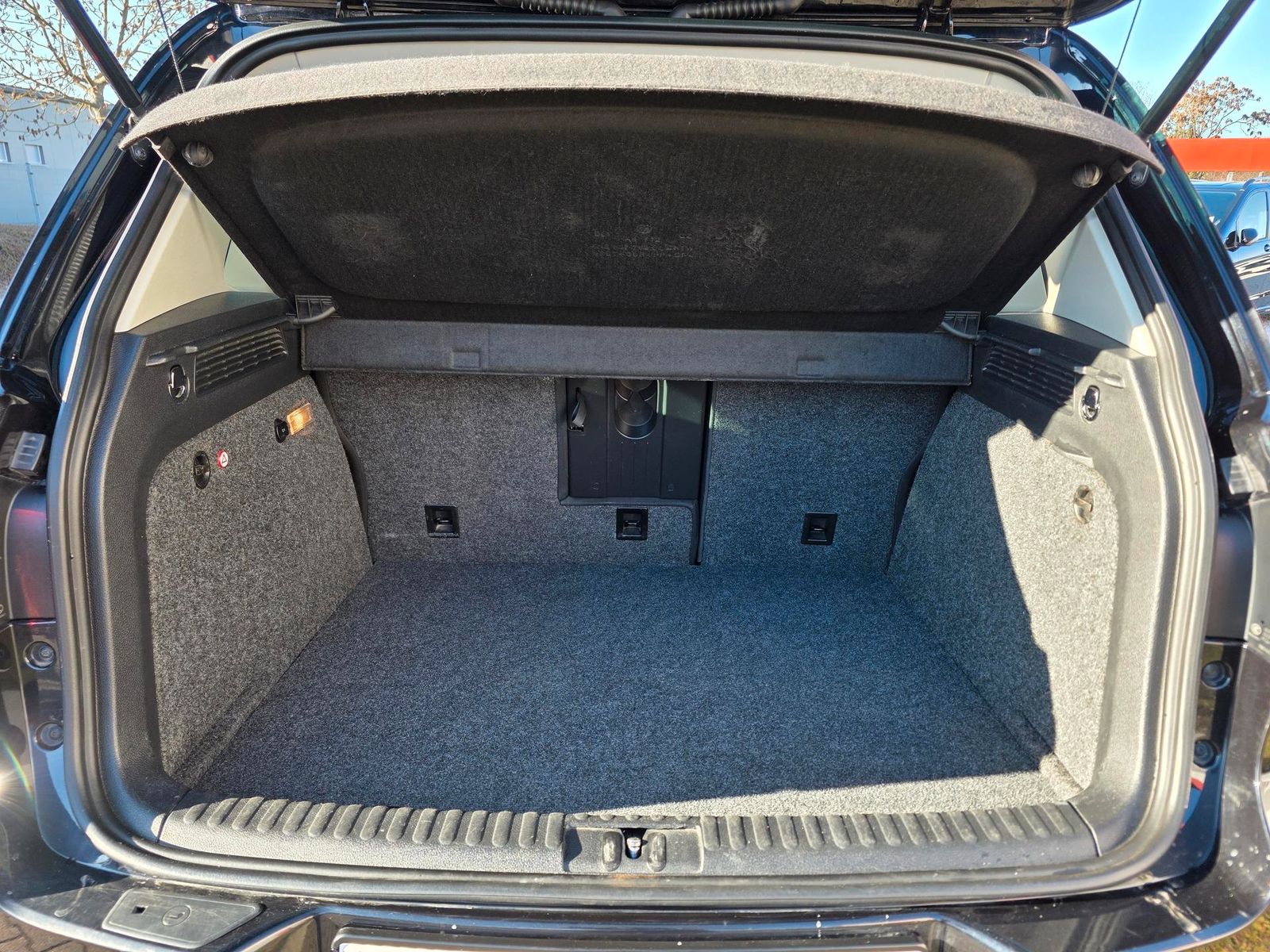 Fahrzeugabbildung Volkswagen Tiguan 2.0 TDI 4x4/Bi-Xenon/Navi/Pano/Ahk