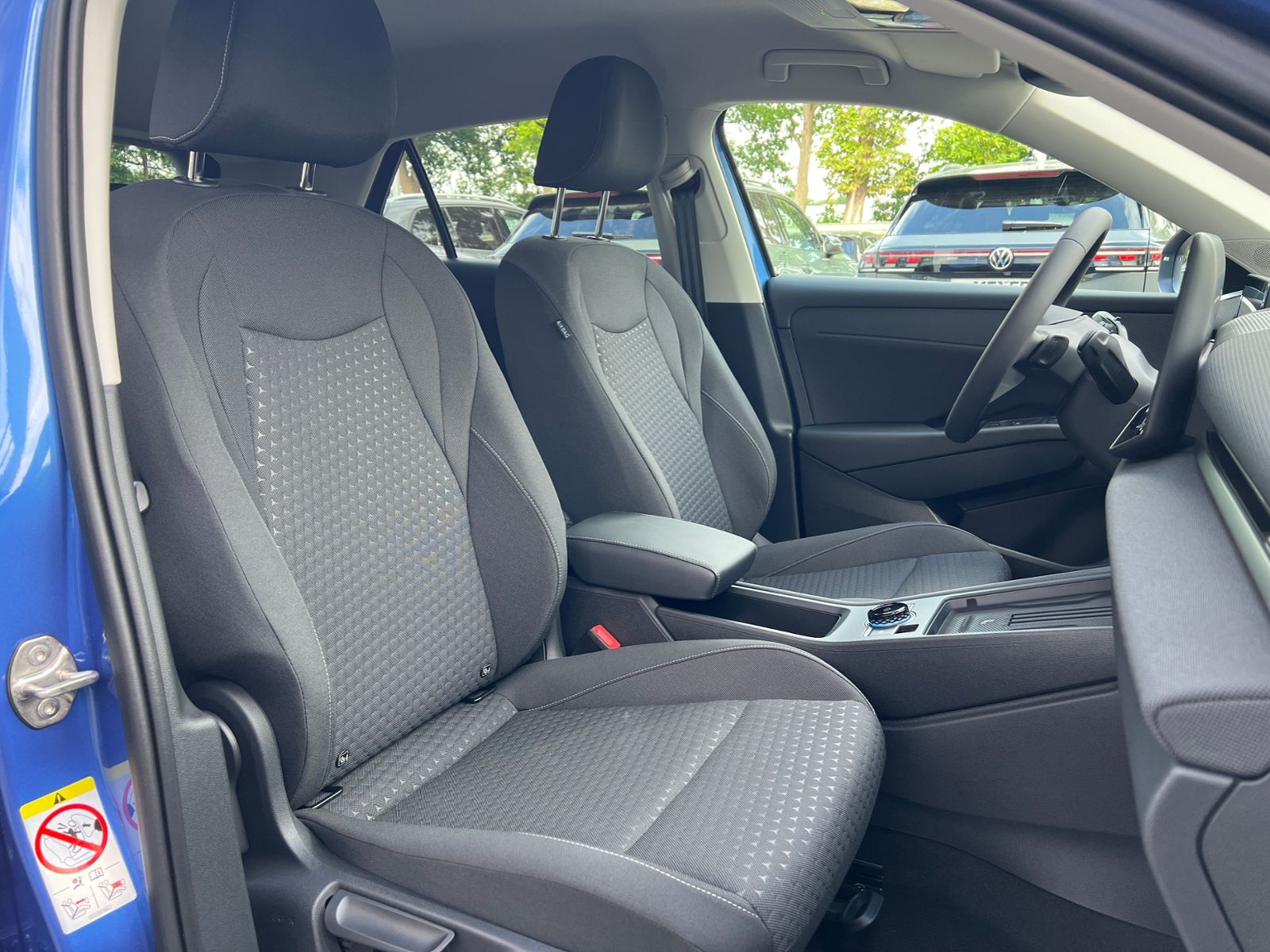 Fahrzeugabbildung Volkswagen T-Roc Life 1.5 eTSI DSG  *AHK, Ganzjahresreifen,
