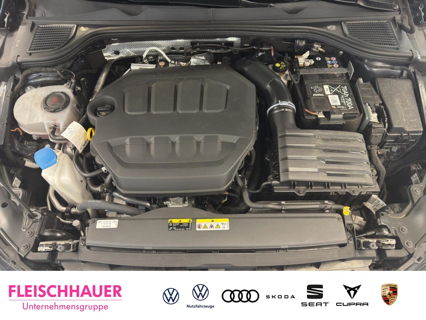 Volkswagen Golf VIII R 2.0 TSI 4M Matrix Navi Pano 270km h foto 23