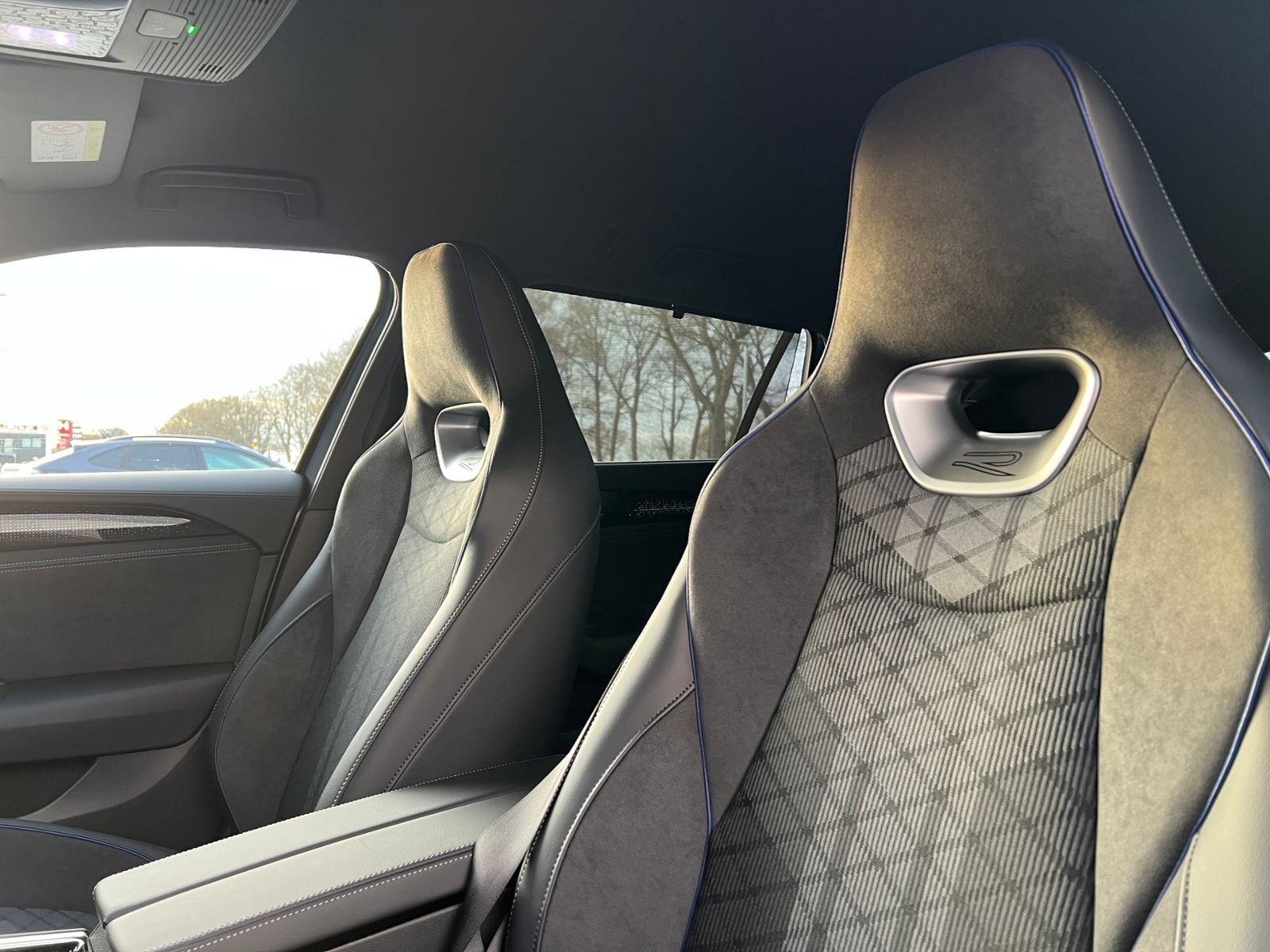 Fahrzeugabbildung Volkswagen Passat Variant R-Line 2.0 TDI DSG 4MOTION *AHK,