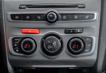 Fahrzeugabbildung Citroën C4 Lim. Selection 1.2  |NAVI|PDC|SHZ|KLIMAAUTOM.