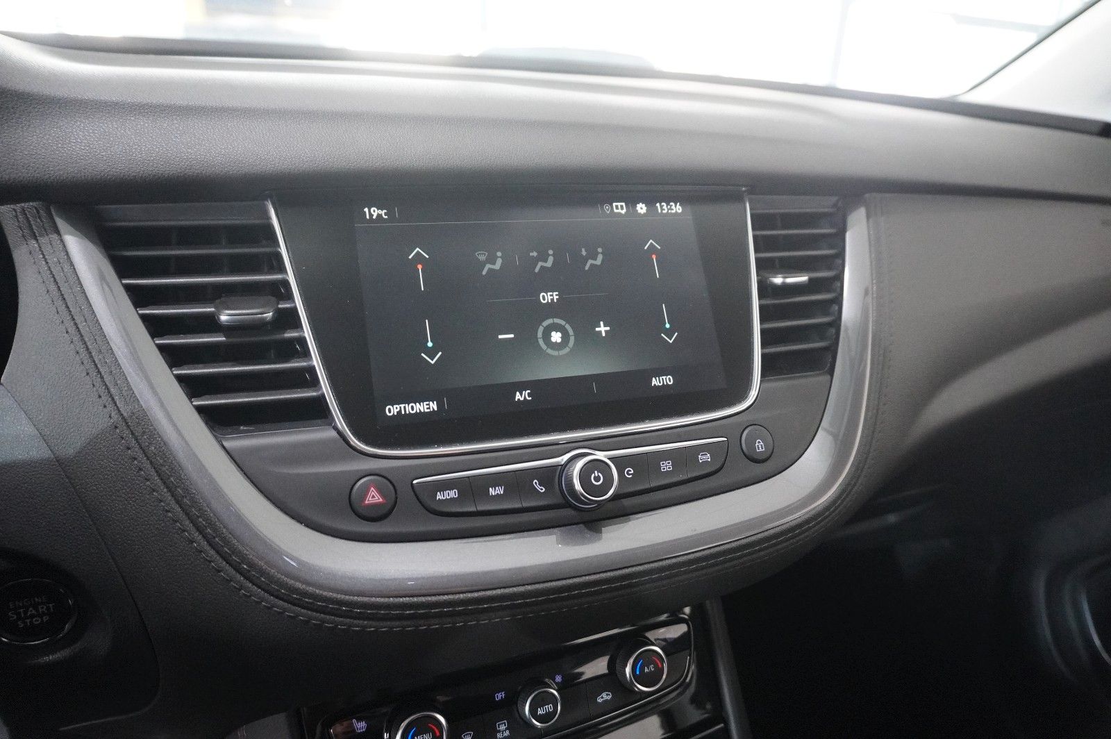 Fahrzeugabbildung Opel Grandland (X) 1.6T HYBRID NAVI/KAMERA/SH/SPORT