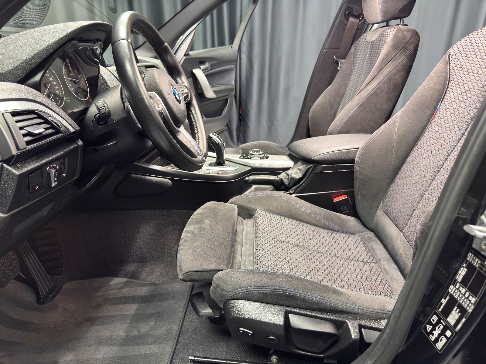 Fahrzeugabbildung BMW M135i xDrive|H&K|LED|KAMERA|VOLL|DEUTSCHES FZG