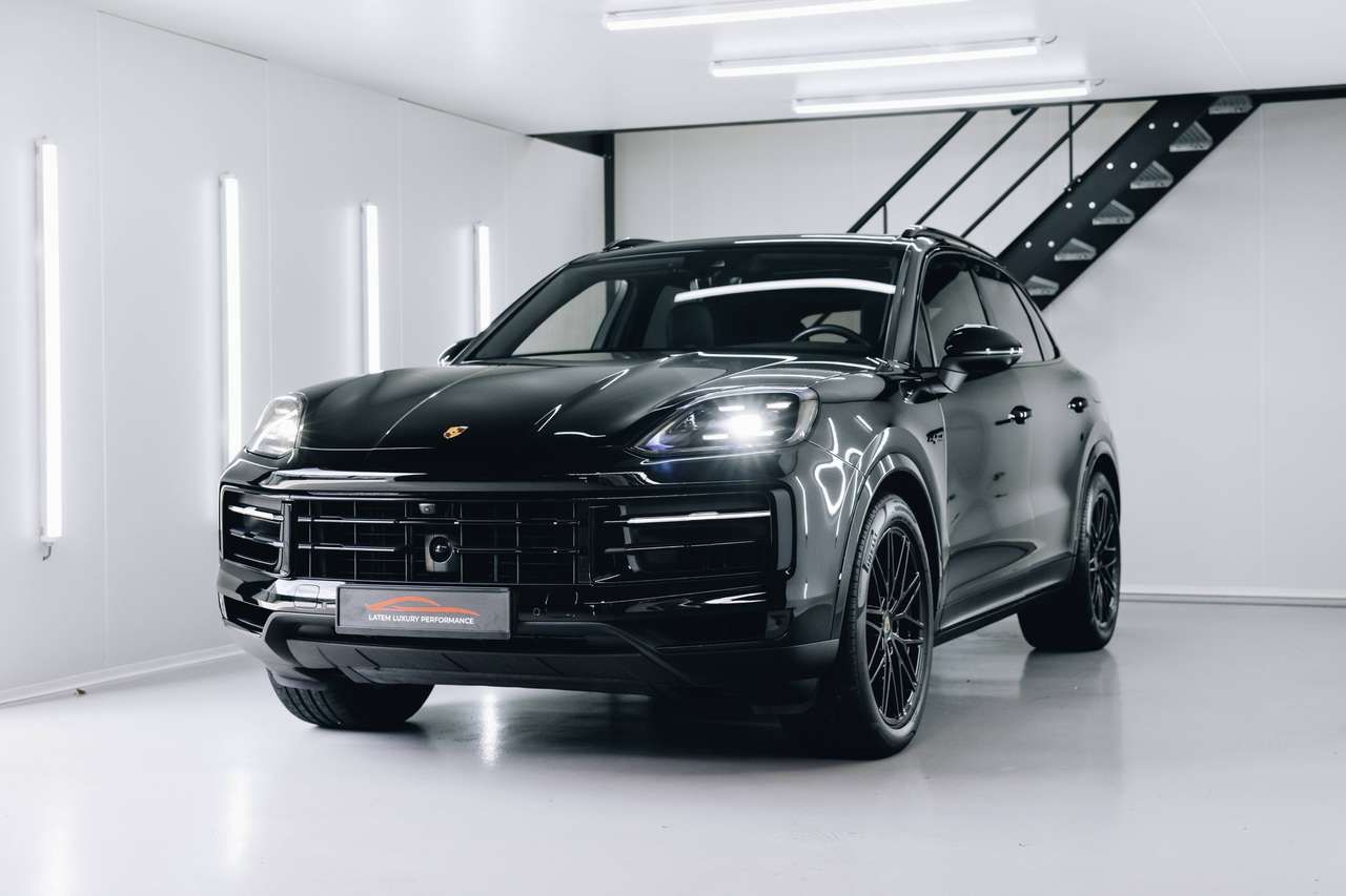 Porsche Cayenne E-Hybrid Full Black Pano BOSE Luchtverin imagem 3