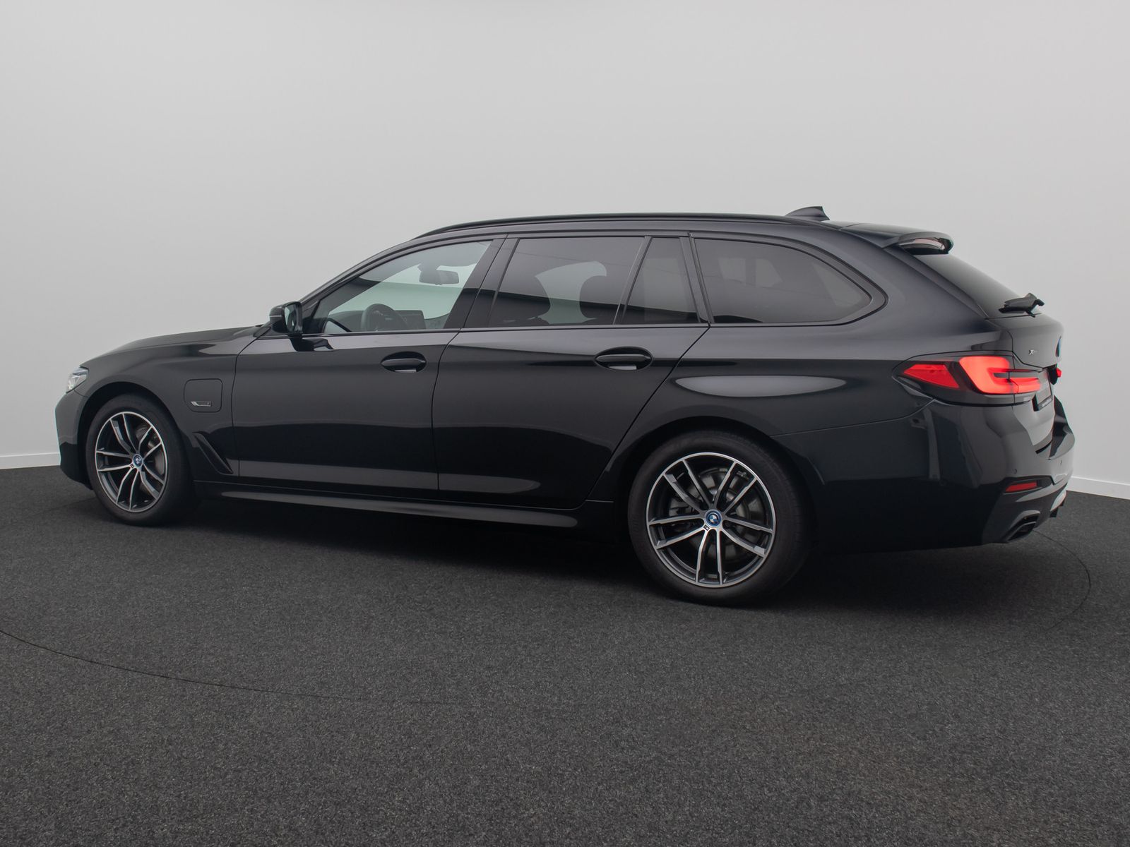 Fahrzeugabbildung BMW 530e xD M Sport Panorama HUD DAB H/K Kamera AHK