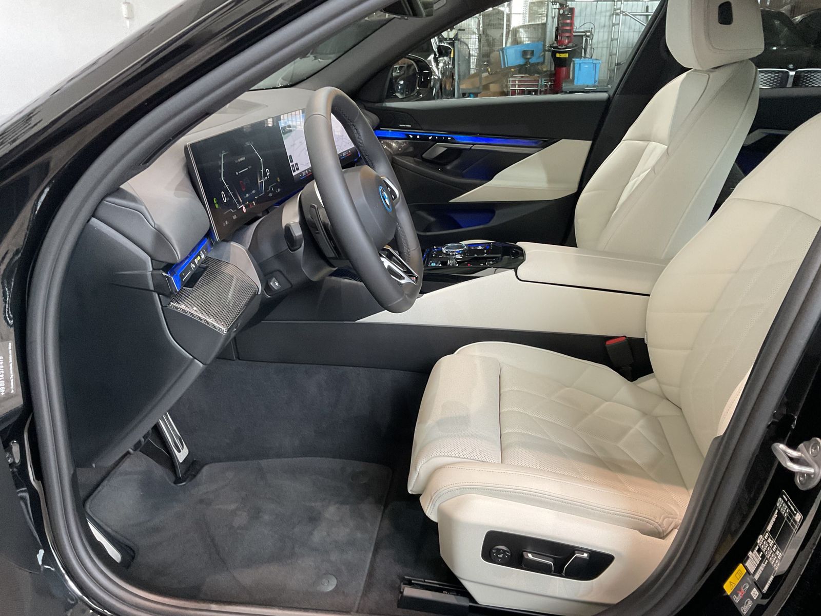 Fahrzeugabbildung BMW i5 xDrive40 Autobahnassistent, M Sportpaket, Sit