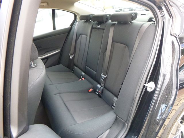 Fahrzeugabbildung BMW 320 i Lim >AUT/NAV/LED/TEMP/Sitzheiz<