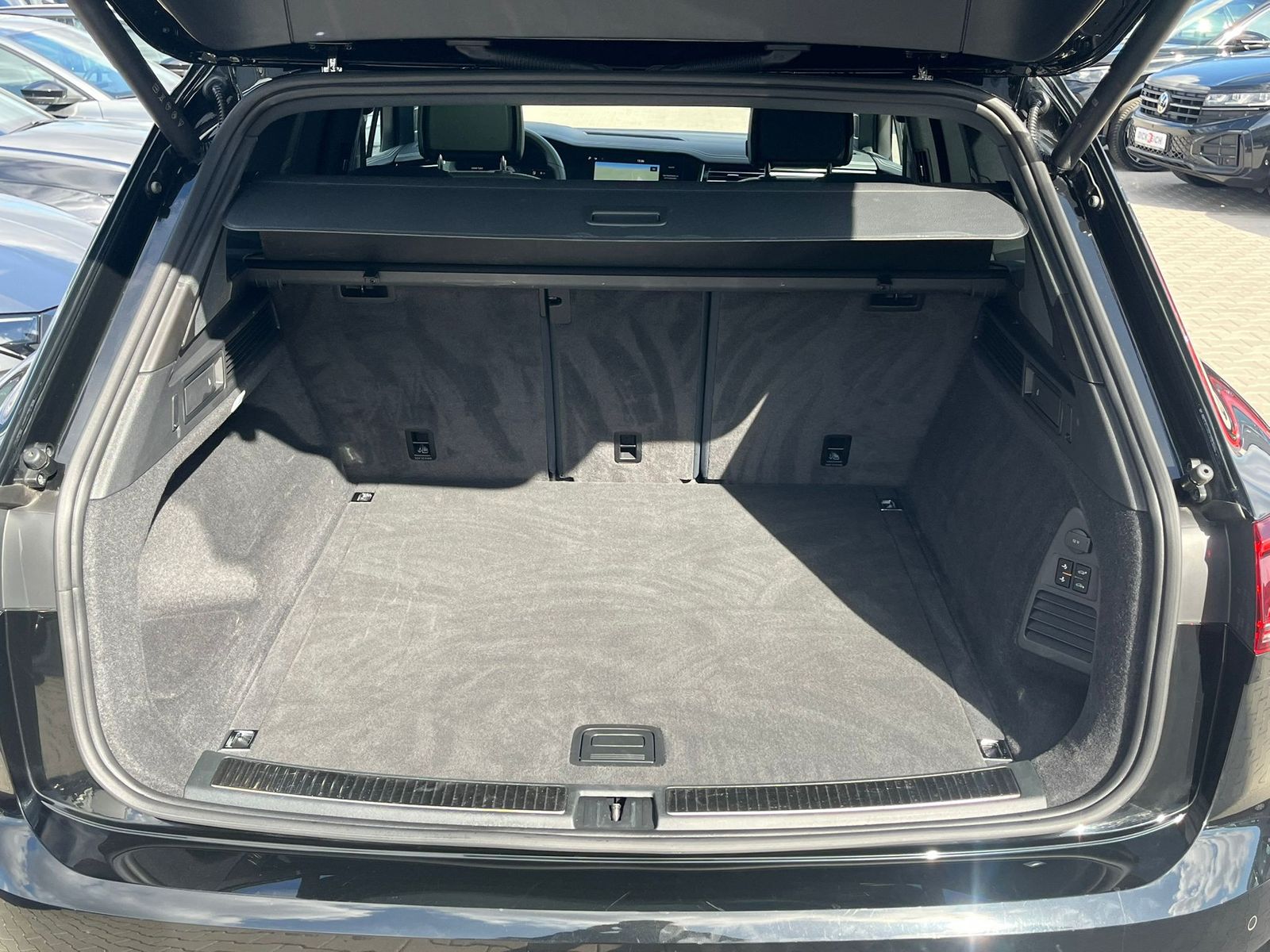 Fahrzeugabbildung Volkswagen Touareg 3.0TDI 4M R-Line VOLL Black 22" UPE 114T