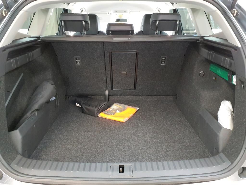 Enyaq 4x4 WÄRMEPUMPE+KAMERA+AHK+NAVI+19"+