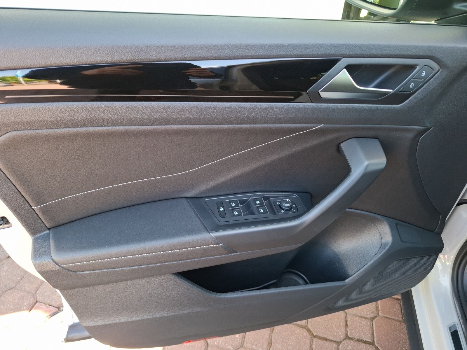 Fahrzeugabbildung Volkswagen T-Roc TSI R-Line Matrix Navi AID Park-Assist SH