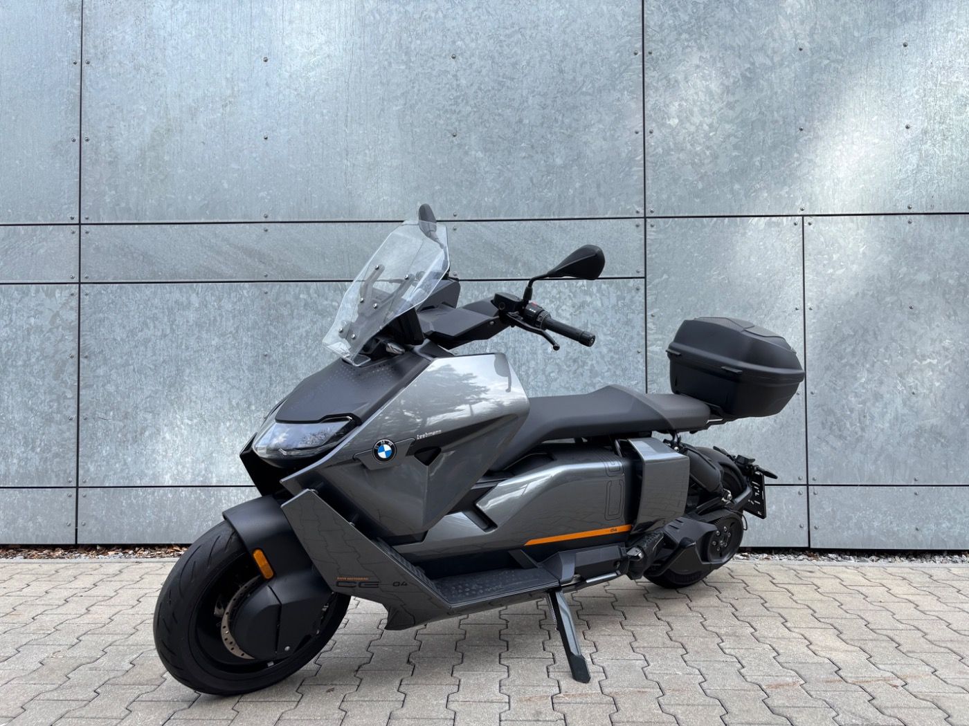 Fahrzeugabbildung BMW CE 04 Avantgarde mit Topcaseträger