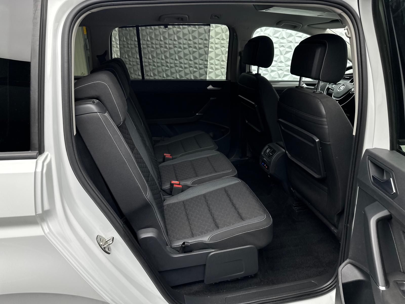 Fahrzeugabbildung Volkswagen TOURAN 1.5 TSI JOIN/7-SITZE/AHK/ACC/RCAM/NAV/DSG