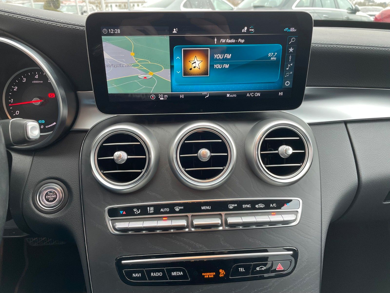 Fahrzeugabbildung Mercedes-Benz C 200 T AMG+Burm+AHK+Ambiente+360+Night