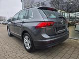 Volkswagen Tiguan Comfort 4Motion Navi SHZ PDC 8-fach Alu  - VW Tiguan Gebrauchtwagen in Stuttgart