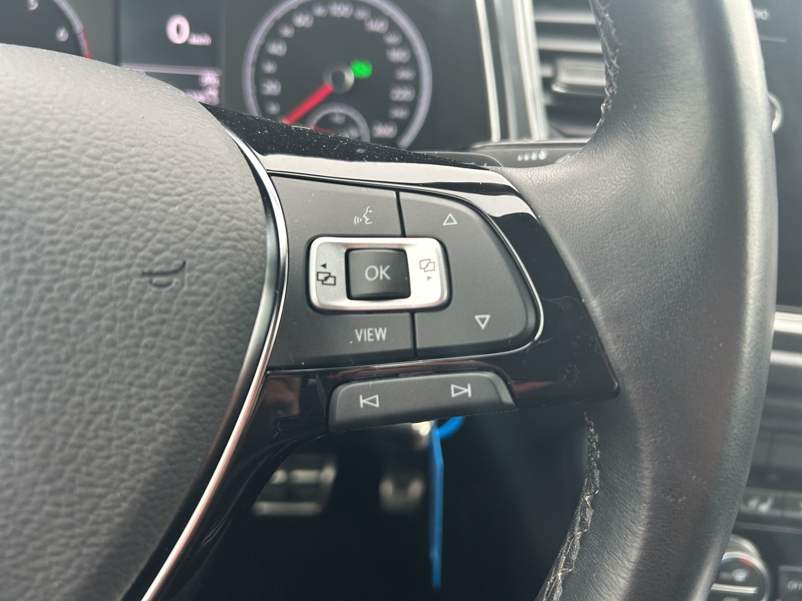 Fahrzeugabbildung Volkswagen T-Roc TSI Sport DSG 4M LED Navi ACC RFK SH